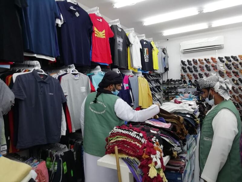 منها “مخلة بالآداب”: ضبط سلع في محلات تجارية