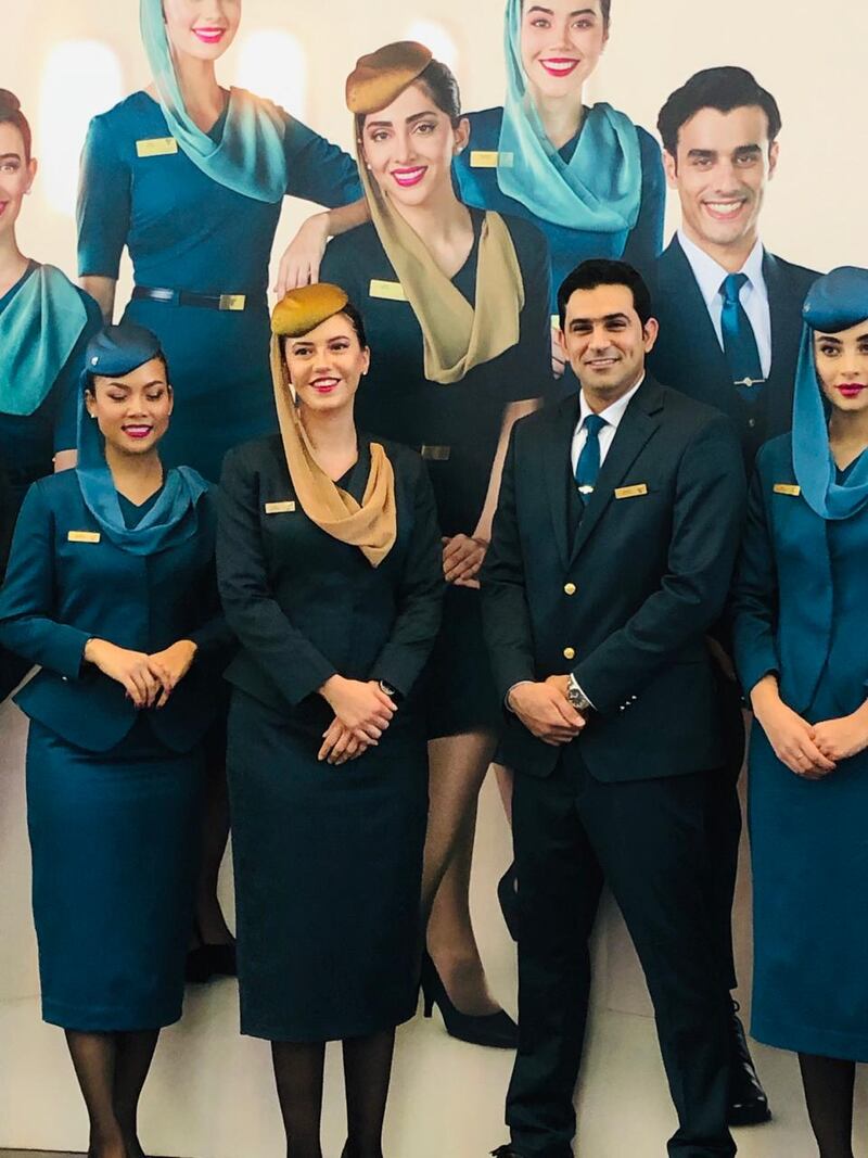بالصور: الطيران العُماني يدشن زي طاقمه الجوي الجديد