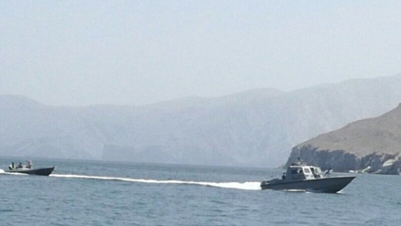 الشرطة تساعد قارب صيد في مسندم