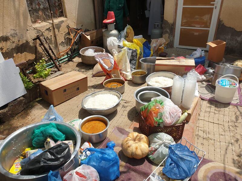 ‏بالصور: منزل يتحول إلى مطبخ في صحار