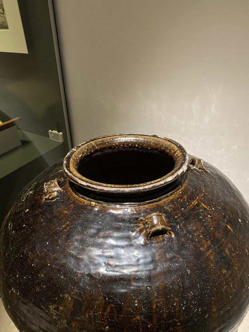 بالصور: جرتان كبيرتان تشبهان الكمثرى في المتحف الوطني؛ فما قصتهما؟