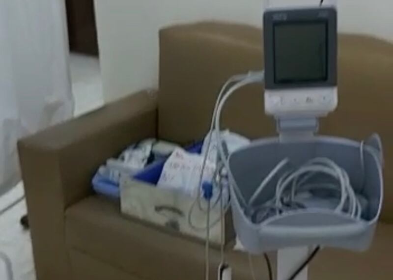 مشرف الخدمات الصحية برخيوت ينقل الأجهزة الطبية إلى منزله الخاص