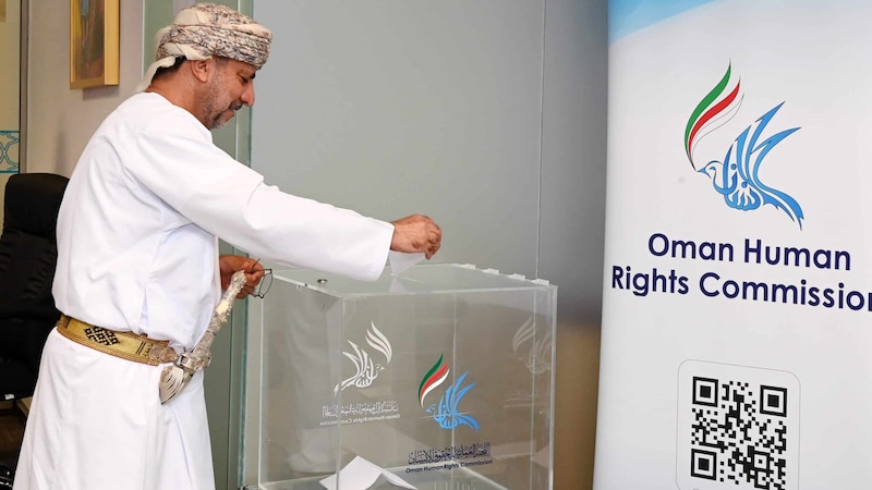 لأول مرة: رئيس “مُنتخَب” للجنة العمانية لحقوق الإنسان