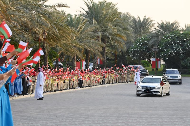 صور من مراسم استقبال جلالة السلطان في البحرين