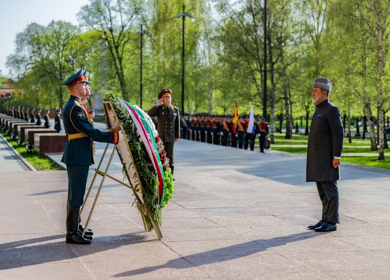 بالصور: جلالة السلطان المعظم يزور ضريح الجندي المجهول 