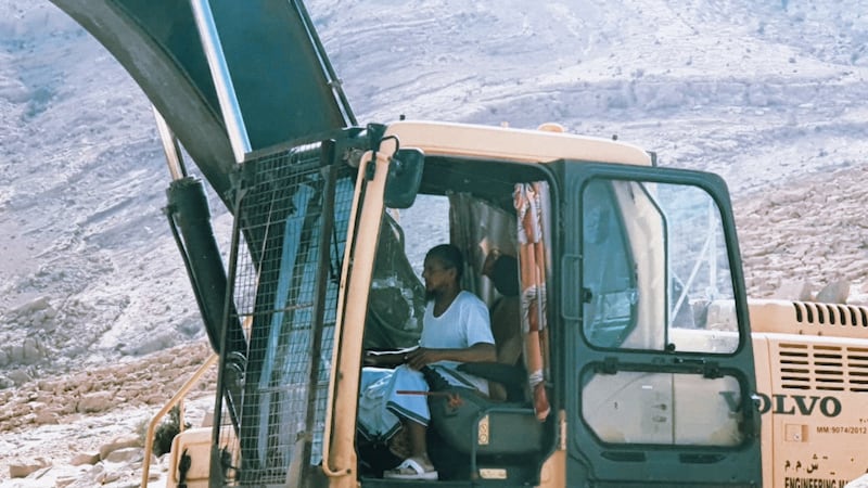 بالصور والفيديو: المواطن سعيد يستثمر مبلغ جائزة السلطان قابوس لـ “يُسعِد” به الناس