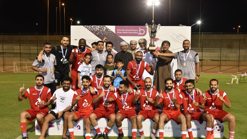 تتويج بنك مسقط بكأس بطولة جمعية المصارف العمانية لكرة القدم