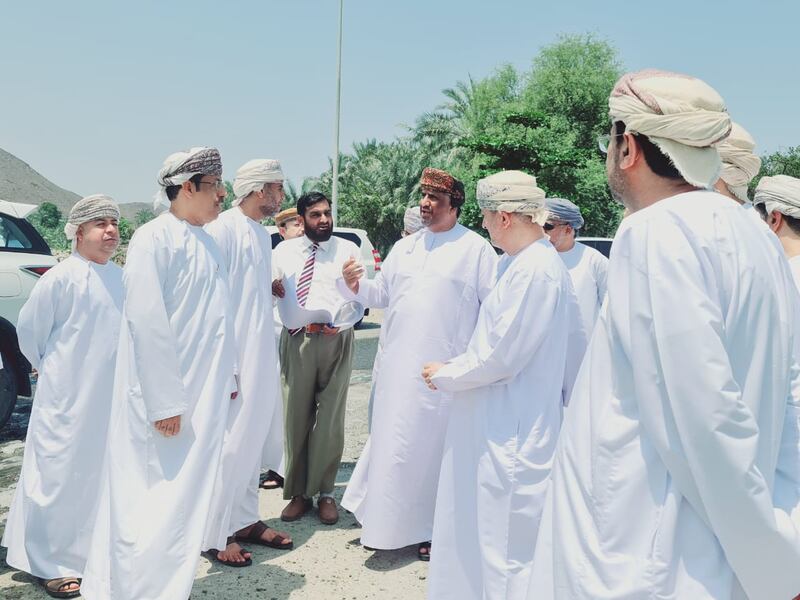 مسؤولون يقفون على الأضرار في محافظة مسندم