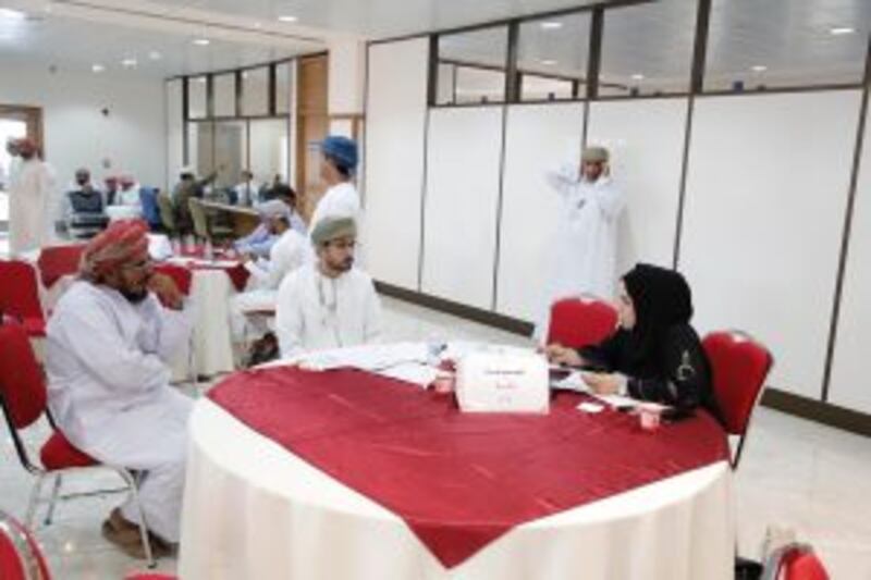 القوى العاملة تعرض فرص عمل للمواطنين المسرحين من لارسن وتوبرو