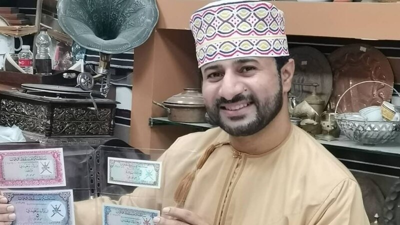 بالصور: شاب عماني يُحوّل هواية جمع العملات إلى مشروع تجاري