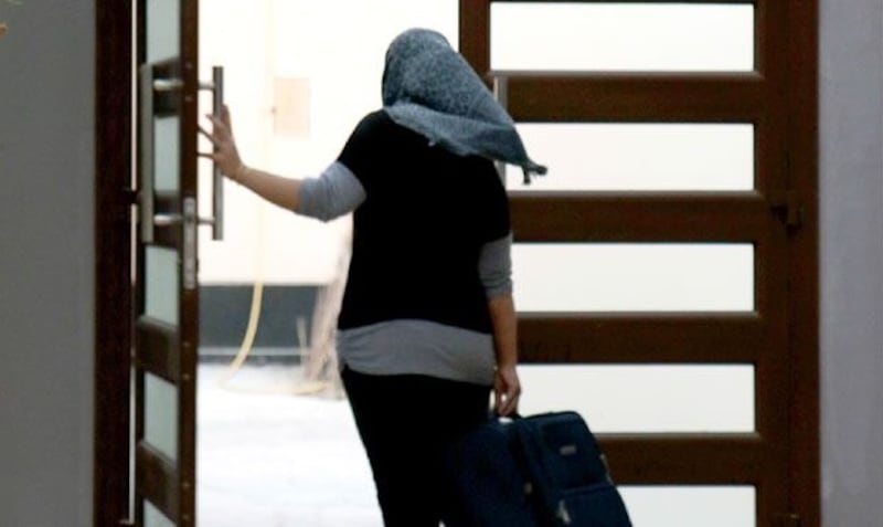 ما المسؤولية القانونية بشأن هروب عاملة المنزل؟