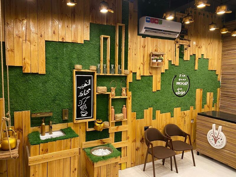 بالصور: أنامل شاب عماني تُبدِع في الديكور والنحت