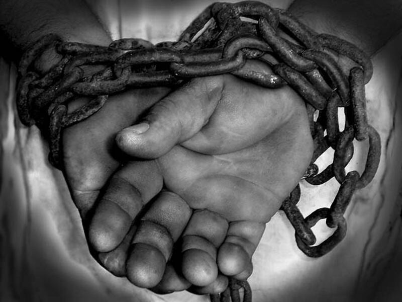 سُمّي بـ”البخّار، المطمرة، القيد”: دراسة تكشف جوانب من تاريخ السجن وحكايات السجناء في عُمان