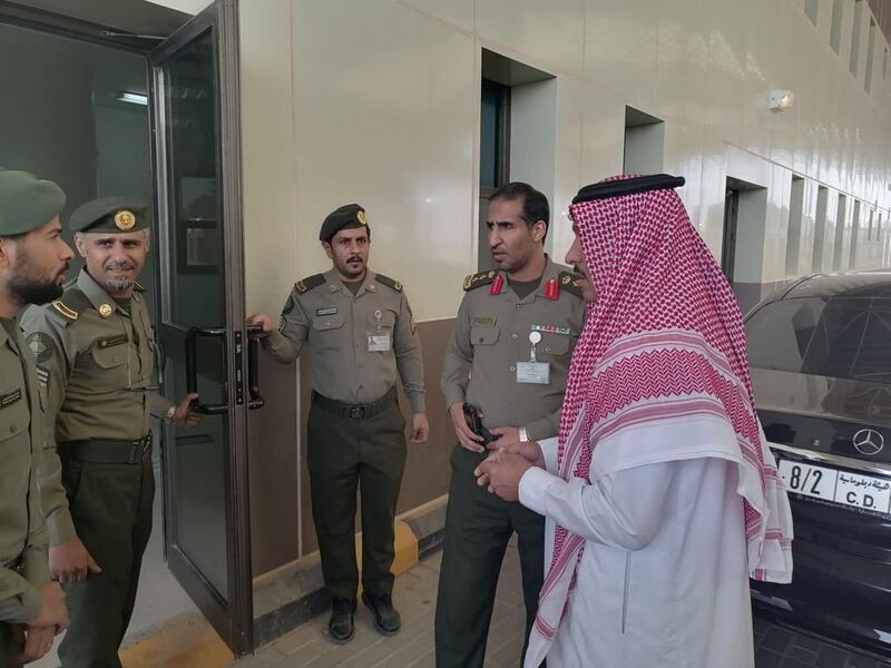 السفير السعودي يزور منفذ الربع الخالي