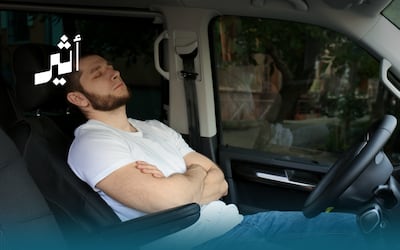 تبدأ بدوخة وتنتهي بالوفاة: كيف يتحول النوم داخل المركبة إلى خطر مميت؟
