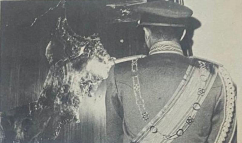 السلطان قابوس يزيح الستار عن اللوحة التذكارية