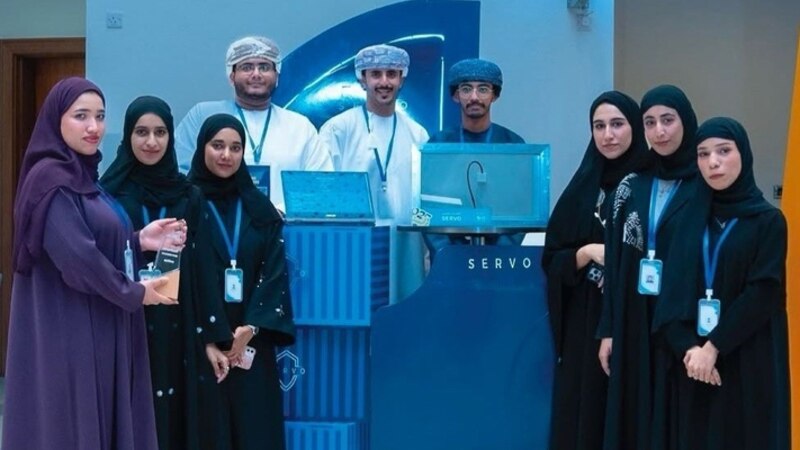 طلبة عُمانيون يبتكرون جهازًا ذكيًا يُفيد في النقل والتخزين