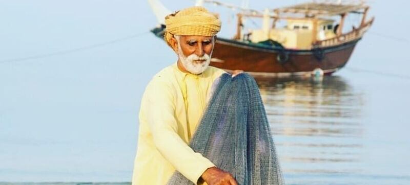 عندما يتفنن الصياد: العم خاطر يستثمر خبرته في جذب “التونة العنيدة”
