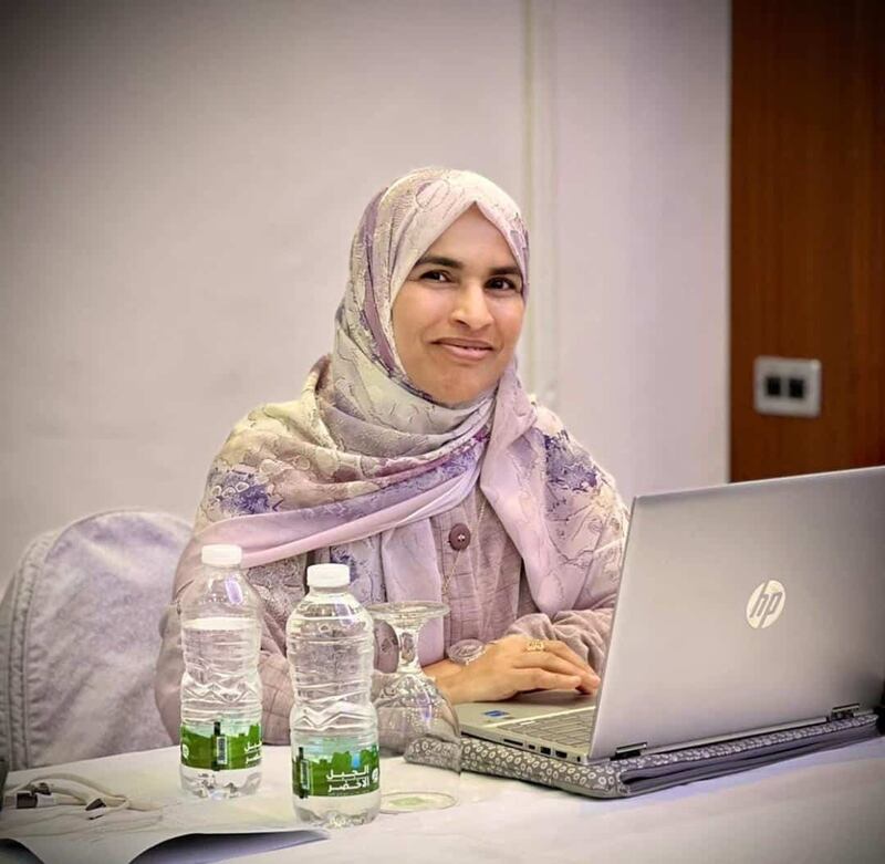 كفاح امرأة عُمانية: المضمّدة التي طوّرت نفسها لتحصل على البورد الأمريكي في التعقيم