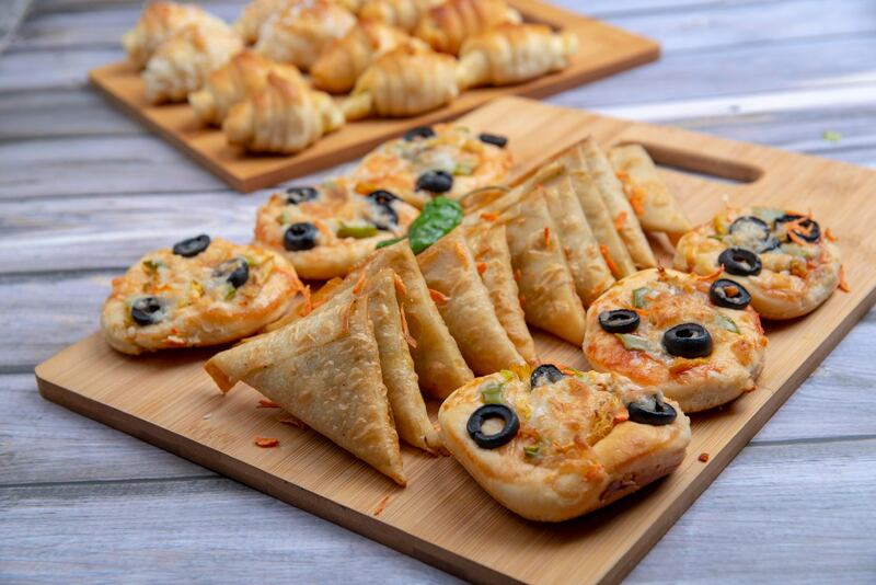 مُصوِّر عُماني يدعم 30 مشروعًا منزليًا بعدسته