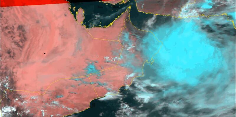 بدء تدفق السحب المصاحبة للمنخفض المداري