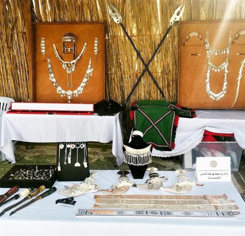 مواطن يدرّب أكثر من 80 شخصًا على حرفة تقليدية