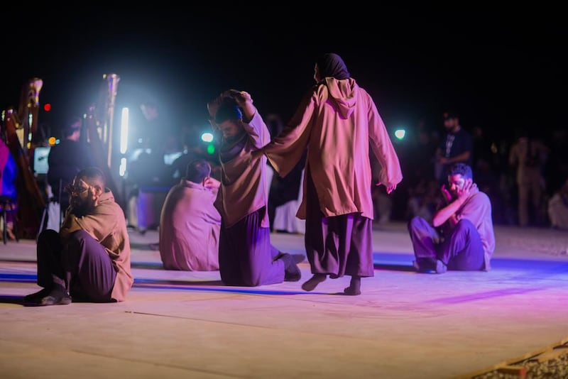 بالصور:،”هواة الخشبة” تقدّم عرضا مسرحيا بمشاركة أوركسترا مسقط السلطانية وفريق الإنشاد الأوبرالي