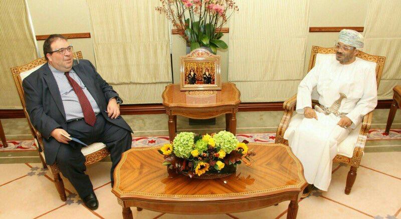 السيد بدر يتسلم نسخة من أوراق اعتماد سفير قبرص