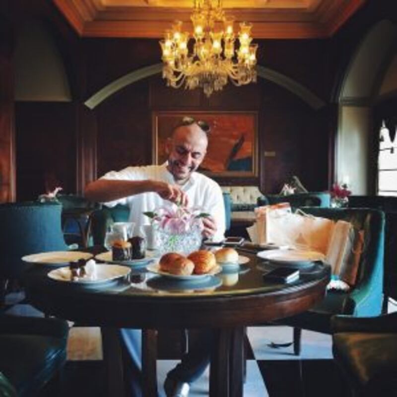 مَن هو الشيخ ماجد الصباح الذي يزور السلطنة حاليا؟