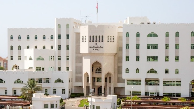 السلطنة تحظر استيراد الطيور الحية ومنتجاتها من الهند وباكستان