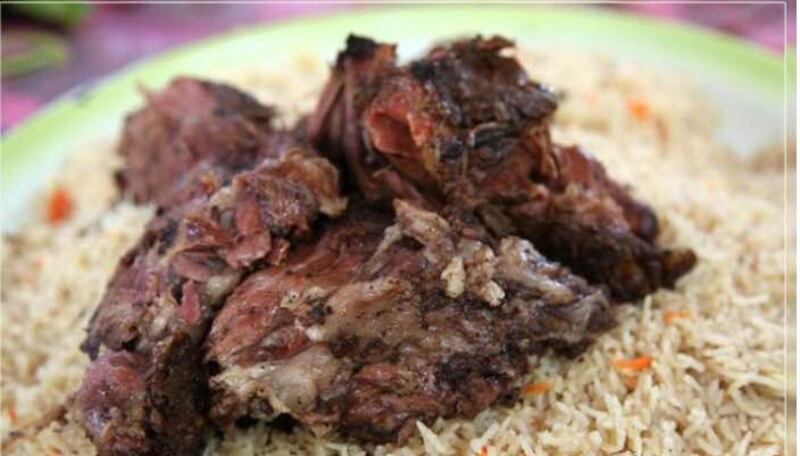 الشواء العُماني وجبة العيد الفريدة ..تعرّف على مراحل إعداده بالصور