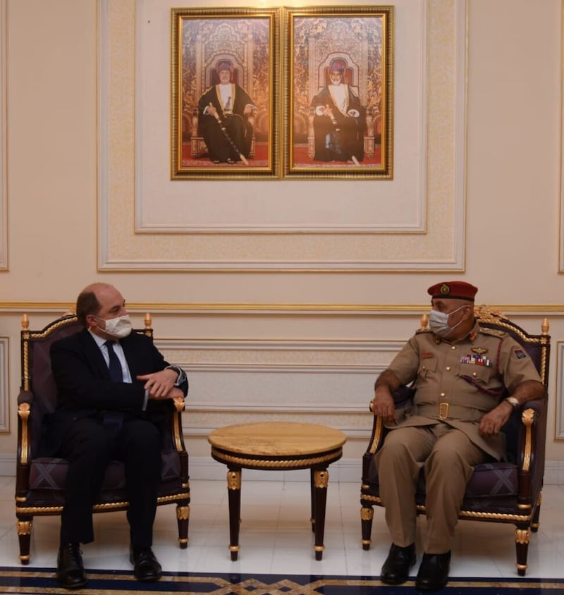 وزير الدفاع البريطاني يصل السلطنة