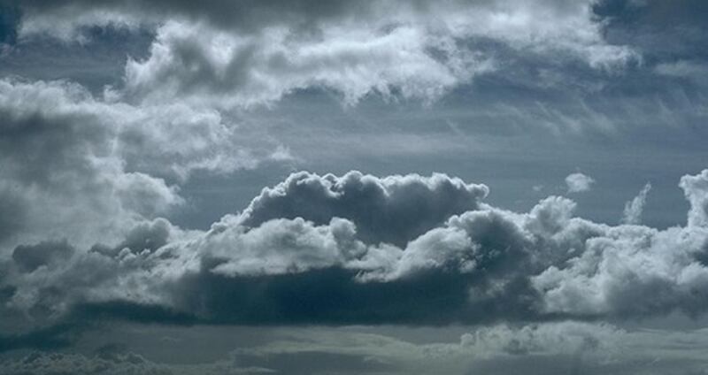 بدءًا من اليوم: تأثر أجواء السلطنة بأخدود منخفض جوي