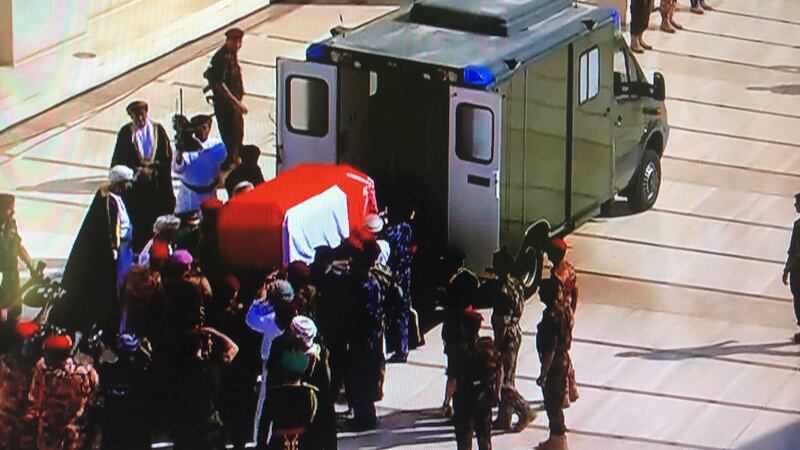 خبير في الإيتيكيت الدبلوماسي يوضح البروتوكول العسكري بجنازة والدنا السلطان قابوس