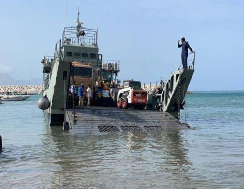 محمّلة بمعدات ومؤن: سفينة من البحرية السلطانية تتجه إلى ليما