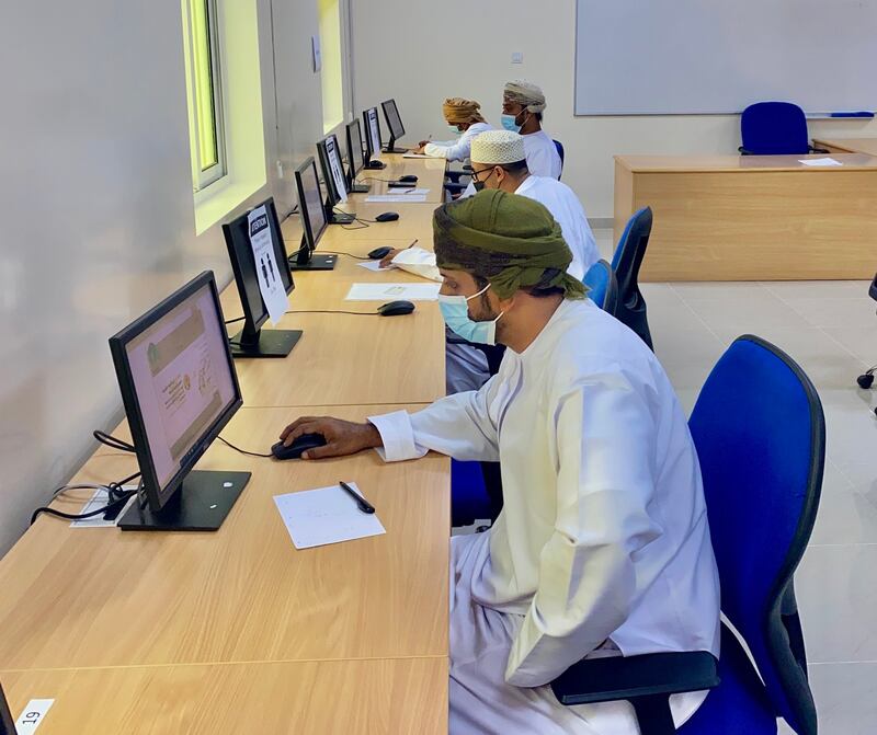 أكثر من 300 باحث عن عمل يتنافسون على وظائف حكومية