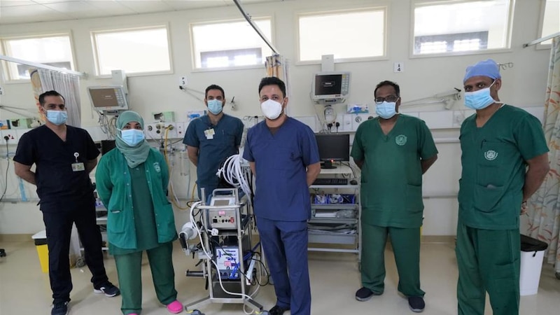 مستشفى جامعة السلطان قابوس يعالج امرأة خمسينية بتقنية جديدة