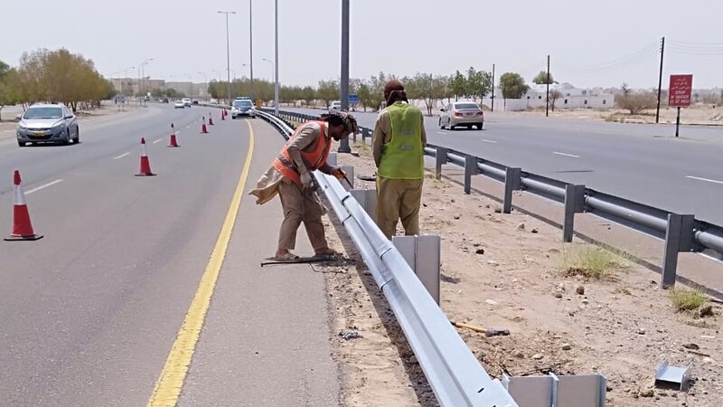 “النقل” تصدر توضيحًا حول إصلاح الحواجز الحديدية على طريق الباطنة السريع