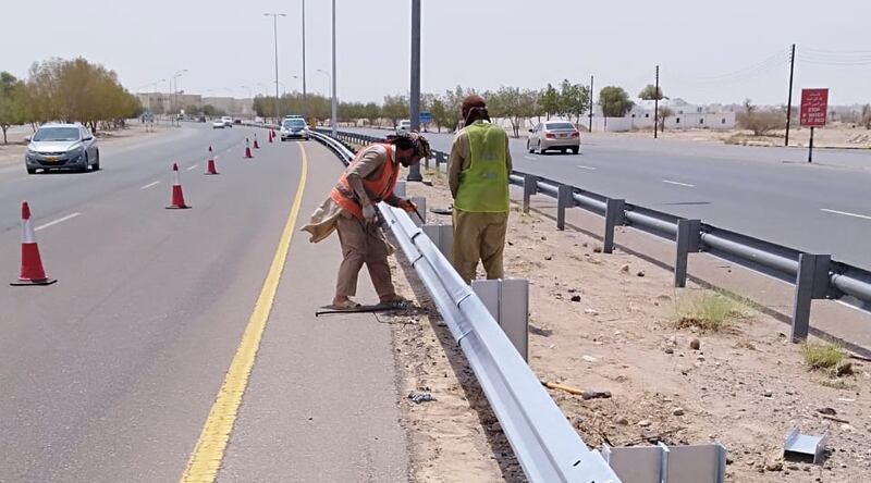 “النقل” تصدر توضيحًا حول إصلاح الحواجز الحديدية على طريق الباطنة السريع