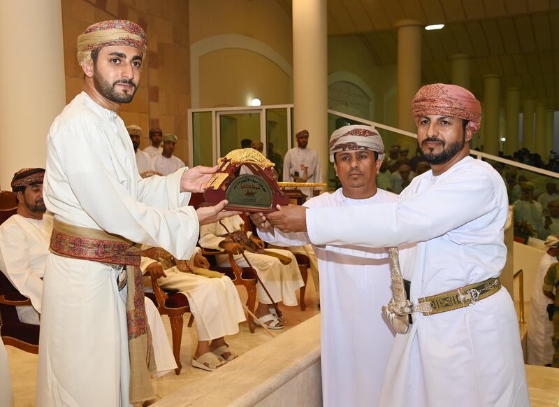 بالصور: سمو السيد ذي يزن يتوج الفائزين في مهرجان الهجن