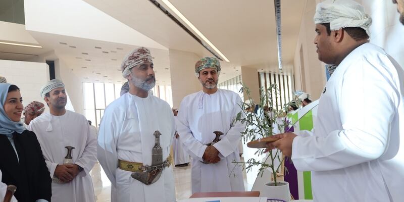 شركة طلابية تحول شجرة ضارة إلى خشب فاخر لصناعة الأثاث