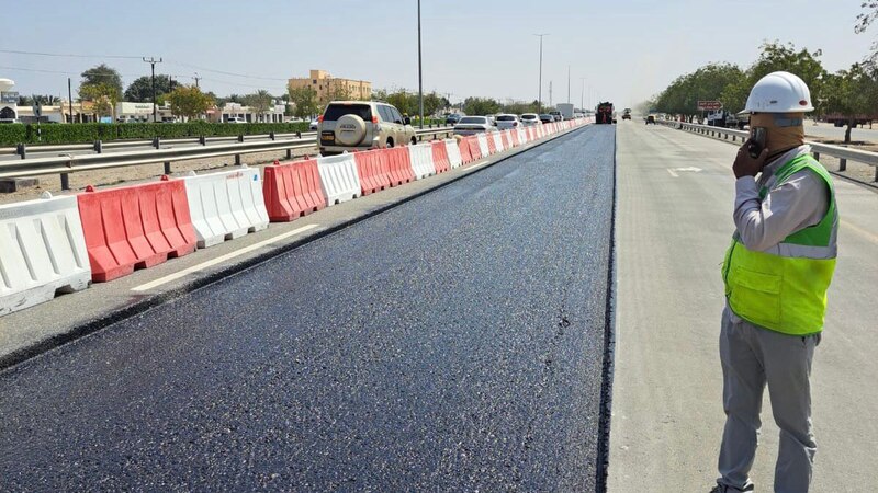 إعادة تأهيل طريق الباطنة العام في مواقع متفرقة
