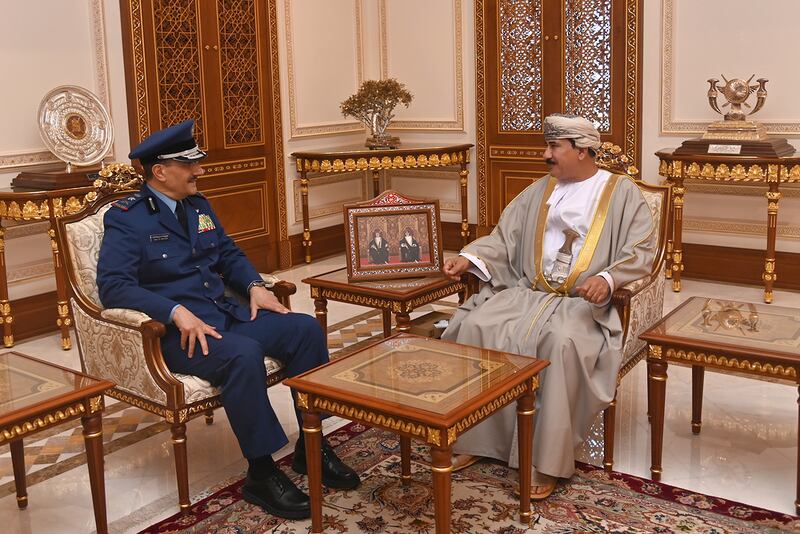 وزير المكتب السلطاني يستقبل قائد القوات الجوية السعودية 