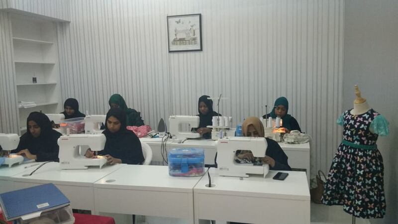 للإحلال التدريجي: مواطنة تُنفِّذ مبادرة للخياطة