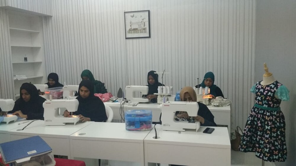 للإحلال التدريجي: مواطنة تُنفِّذ مبادرة للخياطة