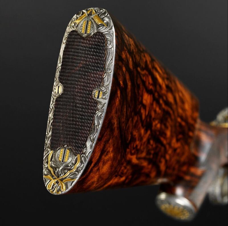 ما حقيقة البندقية التي نُحت عليها صورة السلطان قابوس؟