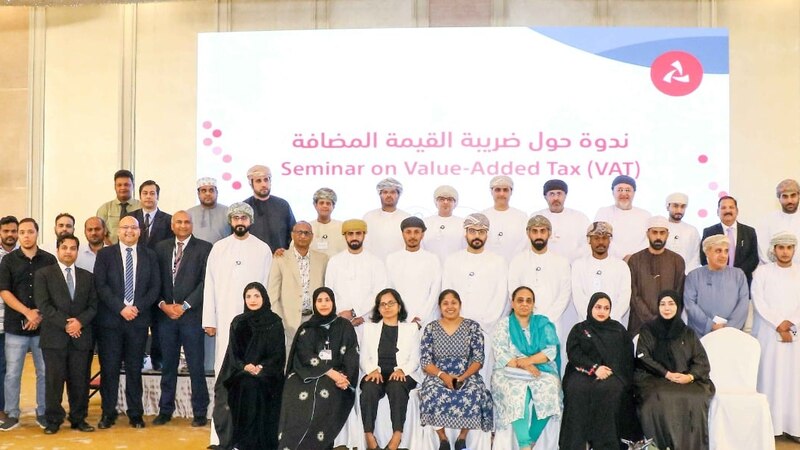 في صلالة: بنك مسقط وجهاز الضرائب يواصلان تعريف الزبائن من الشركات حول ضريبة القيمة المضافة