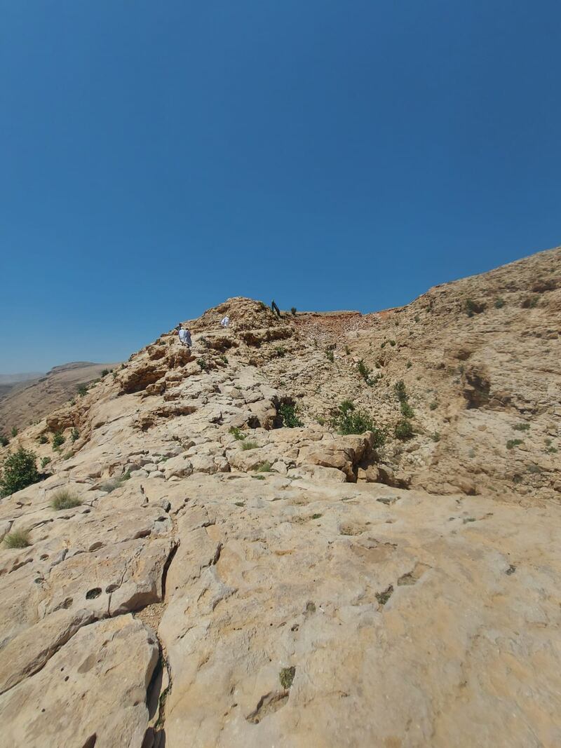 بالصور والفيديو: المواطن سعيد يستثمر مبلغ جائزة السلطان قابوس لـ “يُسعِد” به الناس