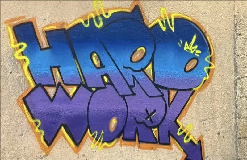 شاب يحوّل جدران مزرعتهم إلى رسومات بفن الجرافيتي