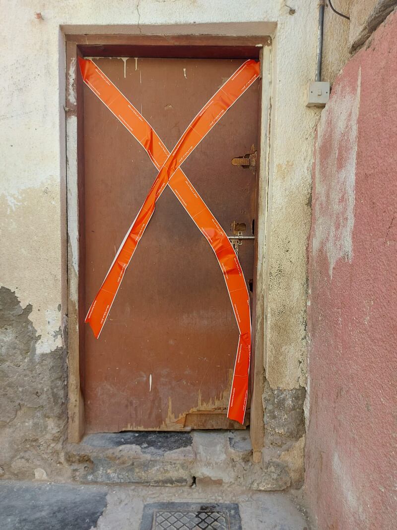 بالصور: مداهمة تكشف مُخالَفة في منزلين